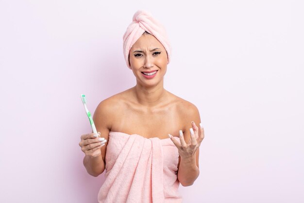 Jolie femme asiatique à la recherche désespérée, frustrée et stressée. concept de brosse à dents