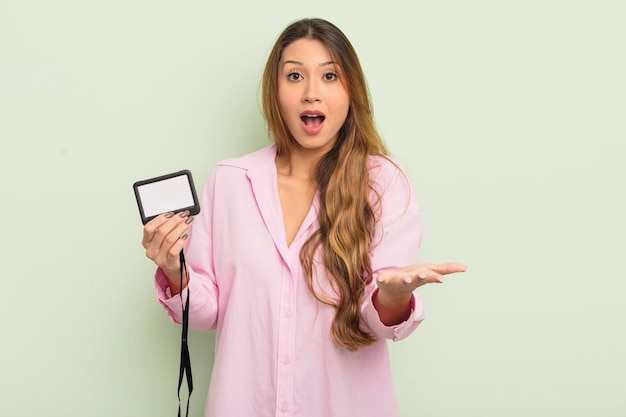 jolie femme asiatique se sentant extrêmement choquée et surprise. concept d'identification de carte de passe