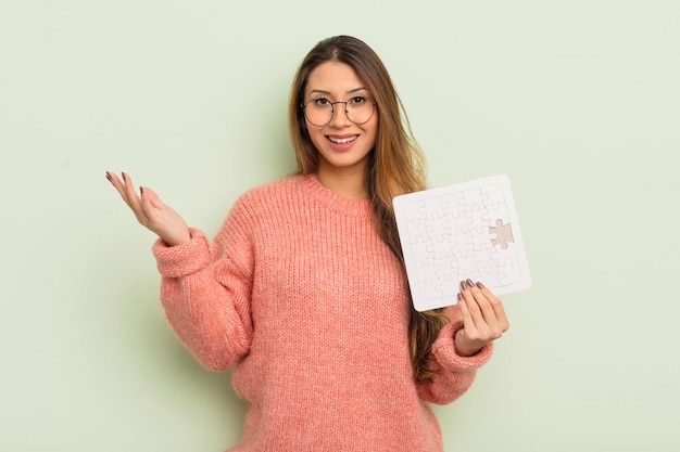 Jolie femme asiatique se sentant heureuse surprise de réaliser un concept de puzzle de solution ou d'idée