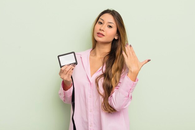 Jolie femme asiatique se sentant stressée anxieuse fatiguée et frustrée concept d'identification de carte de passe