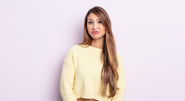 Jolie femme asiatique se sentant triste et geignarde avec un regard malheureux, pleurant avec une attitude négative et frustrée