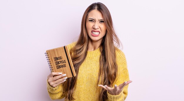 Jolie femme asiatique semblant en colère, agacée et frustrée. concept de recyclage