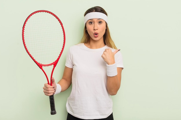 Jolie femme asiatique semblant étonnée du concept de tennis d'incrédulité