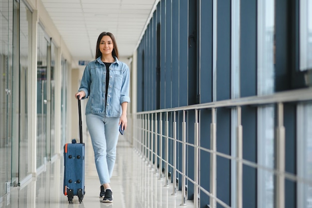 Jolie femme attendant son vol à l'aéroport