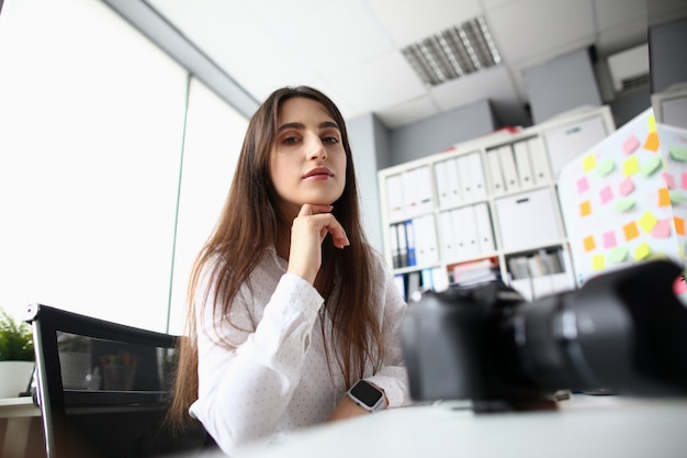 Jolie femme au bureau