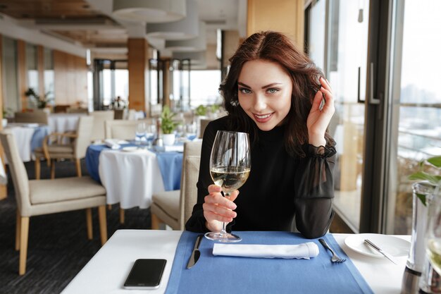 Jolie femme au restaurant avec verre à vin