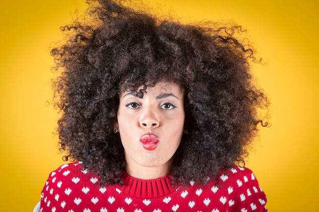 jolie femme au visage en colère de noël, fond jaune