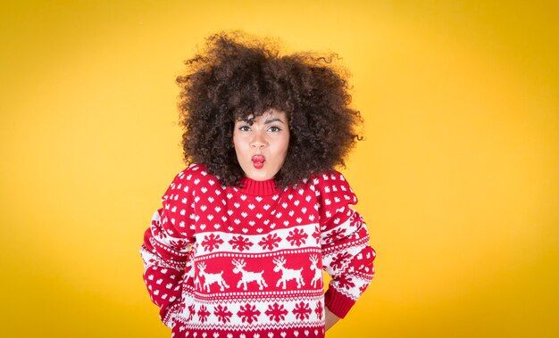 jolie femme au visage en colère de noël, fond jaune