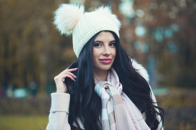 Jolie femme automne au chapeau blanc en plein air Belle fille dans le parc d'automne