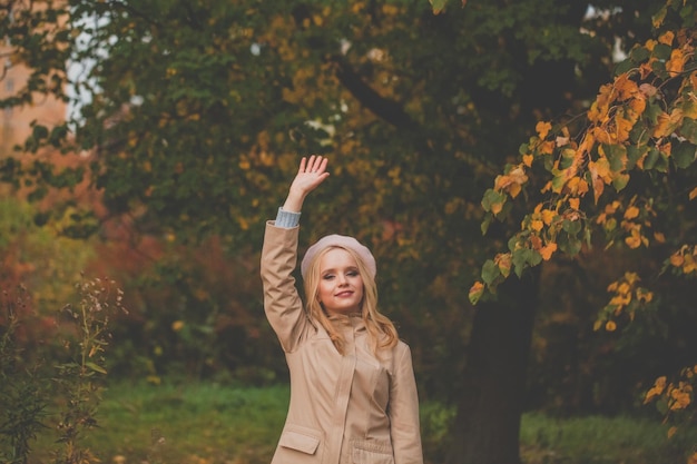 Une jolie femme d'automne qui dit bonjour sur le fond de la nature d'hiver