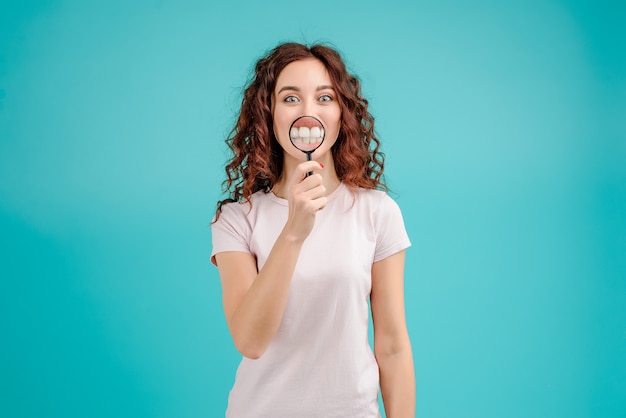 Jolie Femme Aux Cheveux Bouclés, Montrant Les Dents à La Loupe