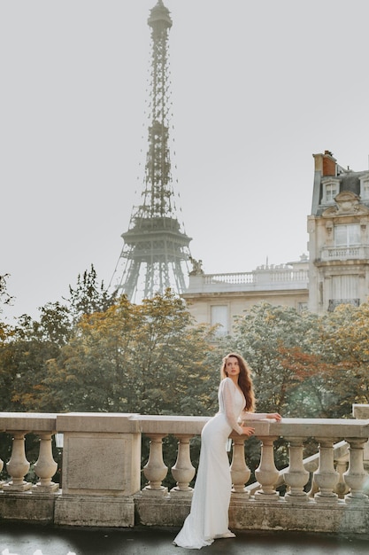 Jolie femme aux cheveux bouclés en robe blanche