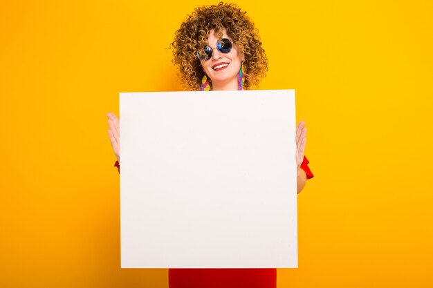 Jolie femme aux cheveux courts bouclés et bannière