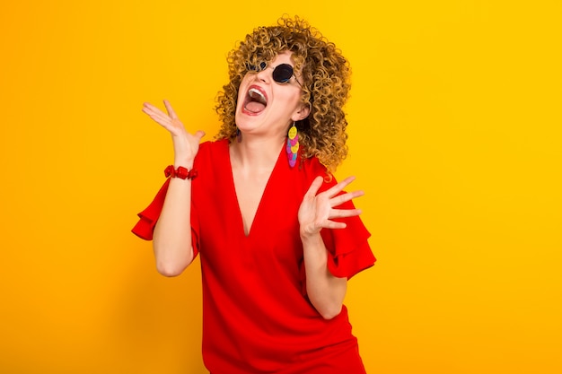 Jolie femme aux cheveux courts et bouclés