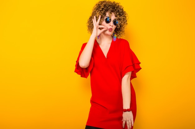 Jolie femme aux cheveux courts et bouclés