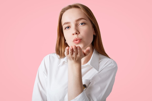 Jolie femme aux yeux bleus