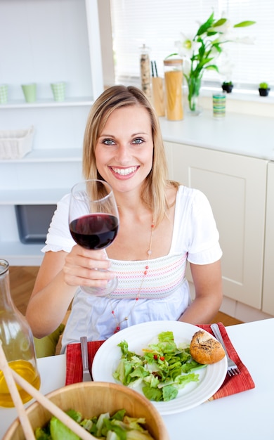 Jolie femme ayant un dîner sain