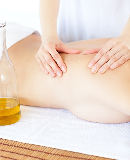 Jolie femme ayant un massage avec de l&#39;huile de massage