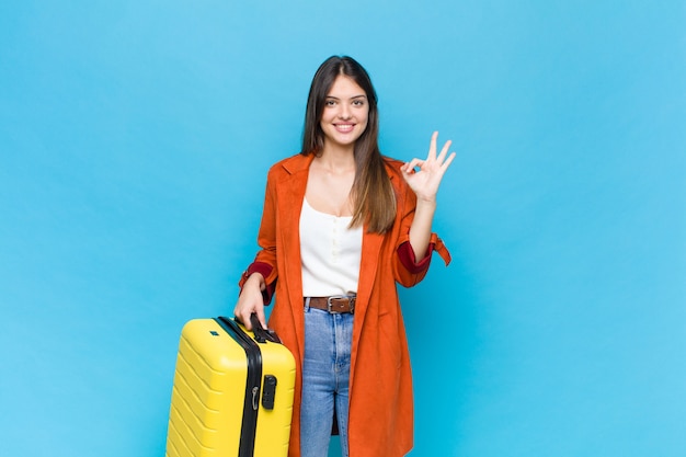 Jolie femme avec bagages