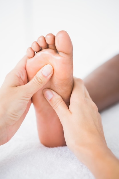 Jolie femme bénéficiant d&#39;un massage des pieds