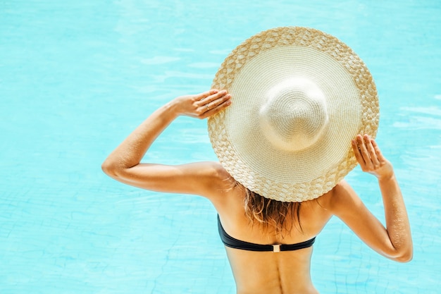 Jolie femme bénéficiant d'une piscine à la station