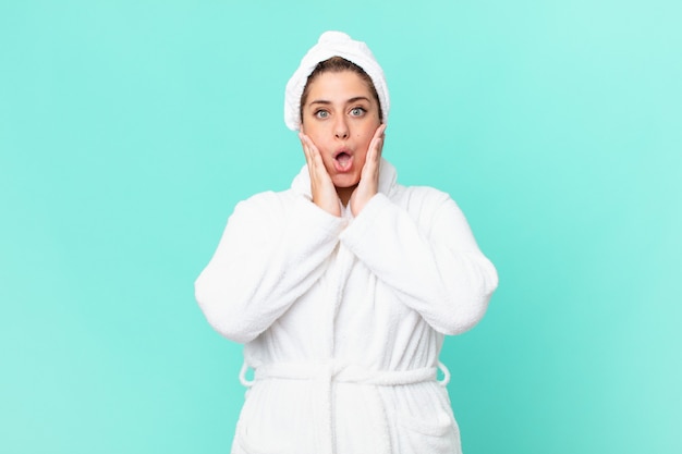 Jolie femme bien roulée après une douche portant un peignoir