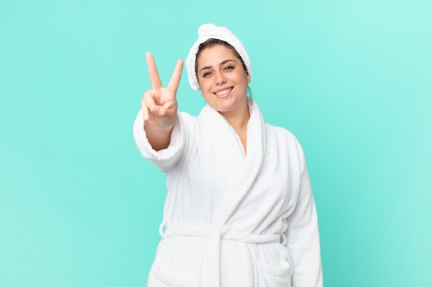 Jolie femme bien roulée après une douche portant un peignoir