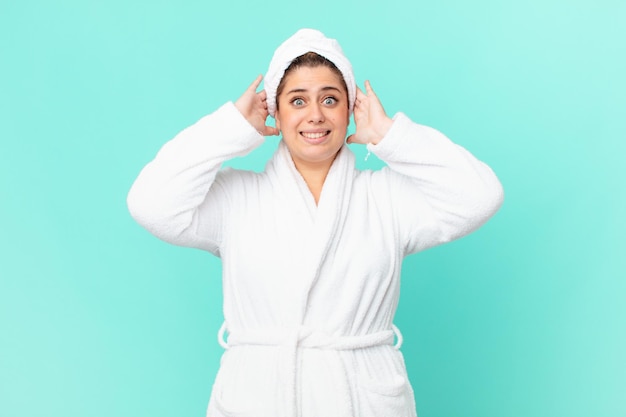 Jolie femme bien roulée après une douche portant un peignoir