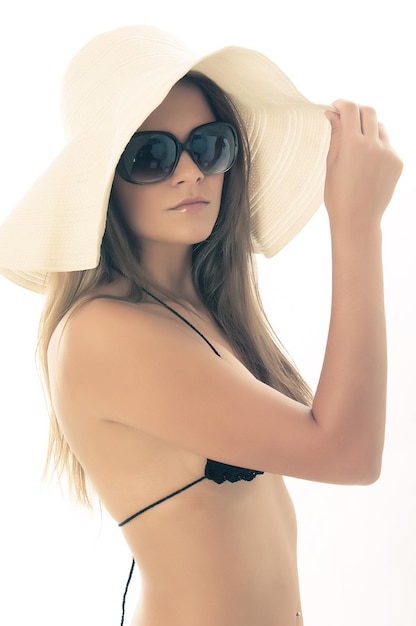 jolie femme en bikini avec un chapeau de soleil