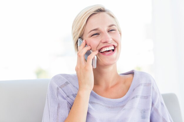 Jolie femme blonde appelle au téléphone