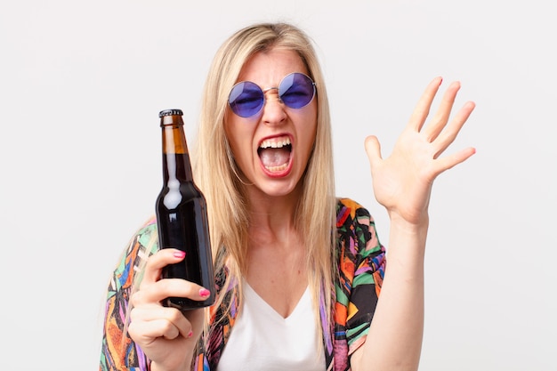 Jolie femme blonde ayant une bière. concept d'été