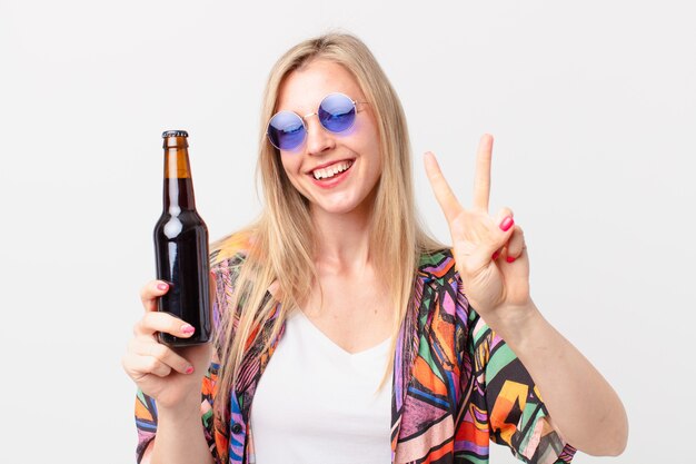 Jolie femme blonde ayant une bière. concept d'été