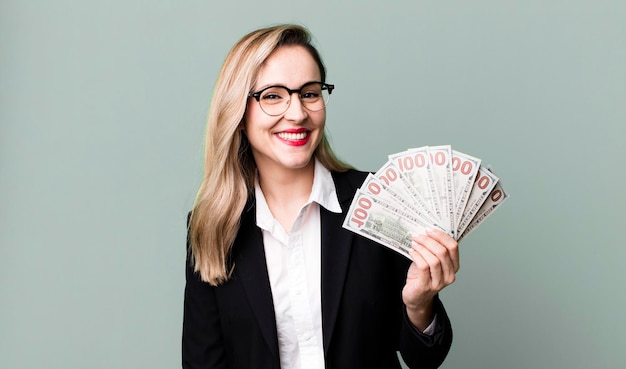 Jolie femme blonde avec des billets en dollars