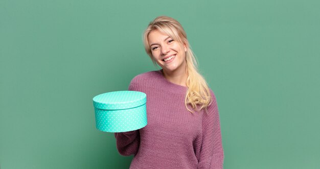 Jolie femme blonde avec une boîte-cadeau