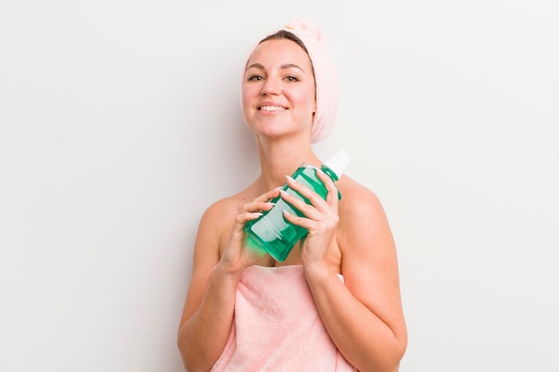 Jolie femme blonde avec une bouteille de bain de bouche