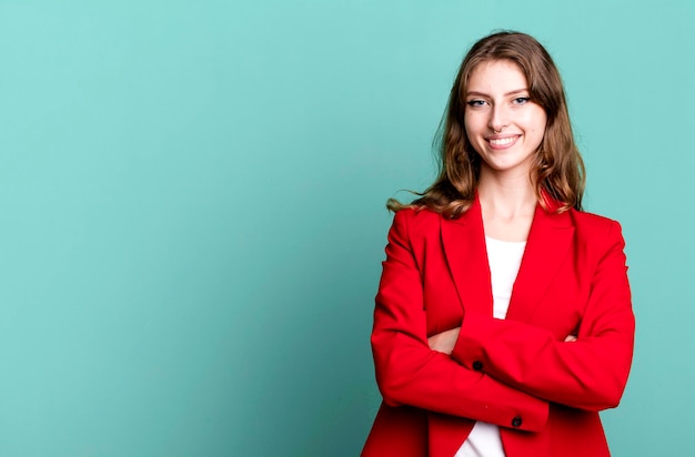 Jolie femme blonde caucasienne portant un concept de femme d'affaires blazer rouge