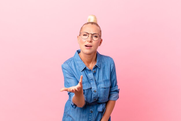 Jolie femme blonde à la colère, agacée et frustrée