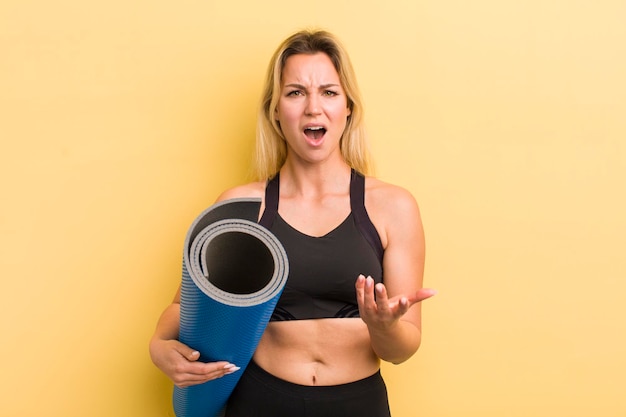 Jolie femme blonde à la colère ennuyée et frustrée