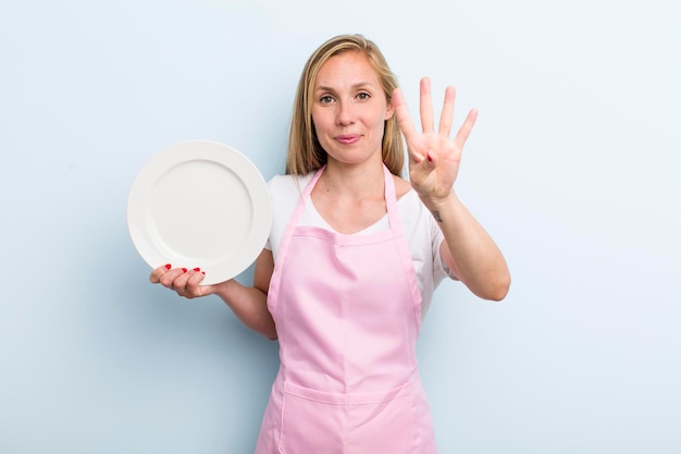 Jolie femme blonde avec un concept de chef de plat vide