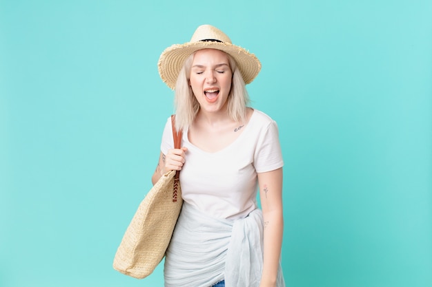 Jolie femme blonde criant agressivement, l'air très en colère. concept d'été