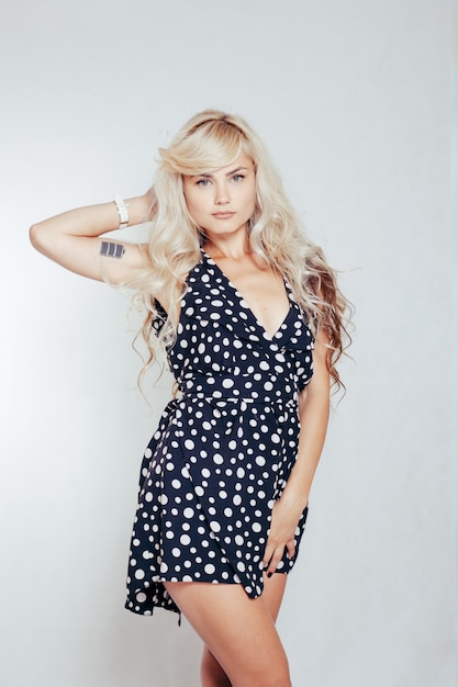 Jolie femme blonde dans une robe à pois