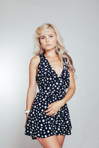 Jolie femme blonde dans une robe à pois