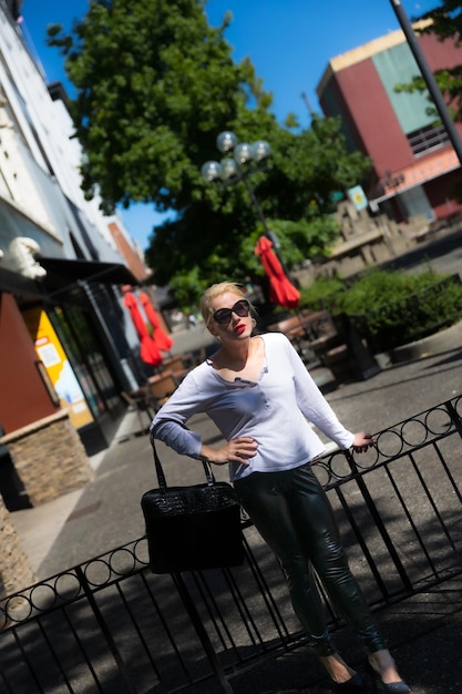 Jolie femme blonde dans les rues de la ville