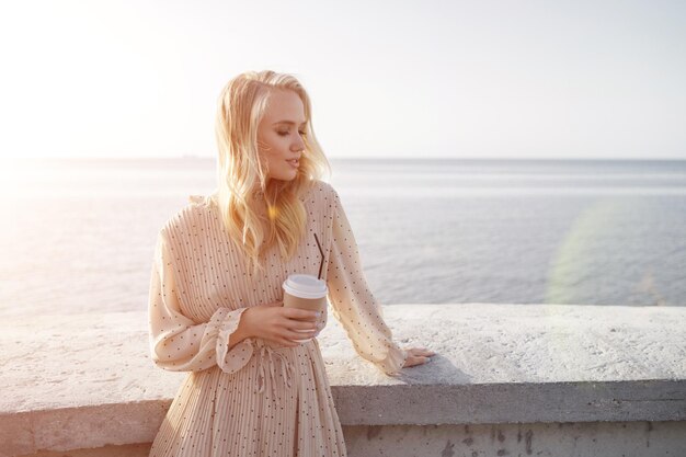 jolie femme blonde avec du café