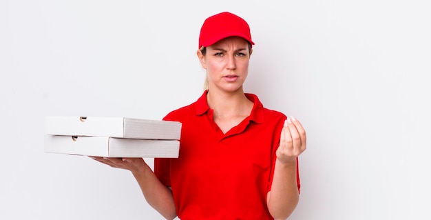 Jolie femme blonde faisant un capice ou un geste d'argent vous disant de payer le concept de livraison de pizza