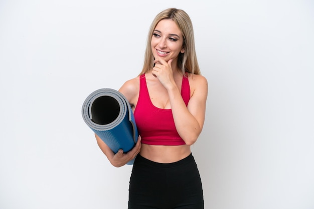 Une jolie femme blonde sur un fond isolé
