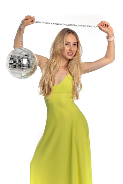 Photo jolie femme blonde en forme portant une robe verte boule disco photo gratuite