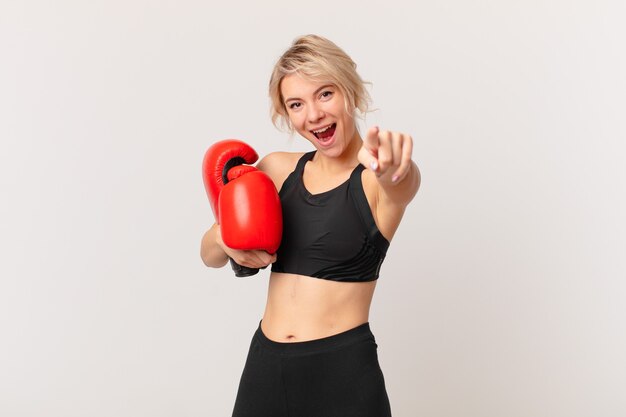 Jolie femme blonde avec des gants de boxe