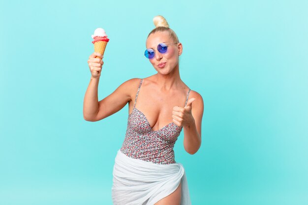 Jolie femme blonde avec une glace. concept d'été