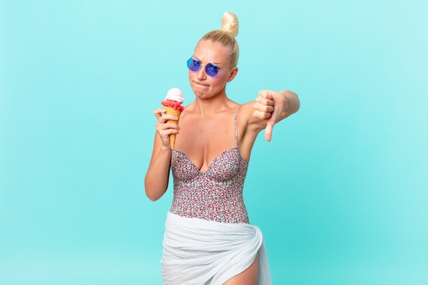 Jolie femme blonde avec une glace. concept d'été